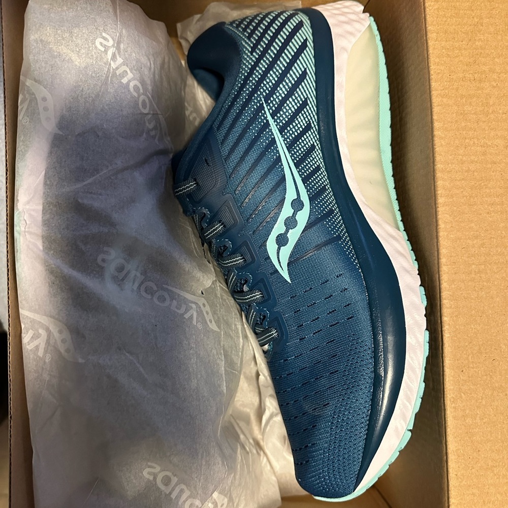 NIB Saucony Guide 13